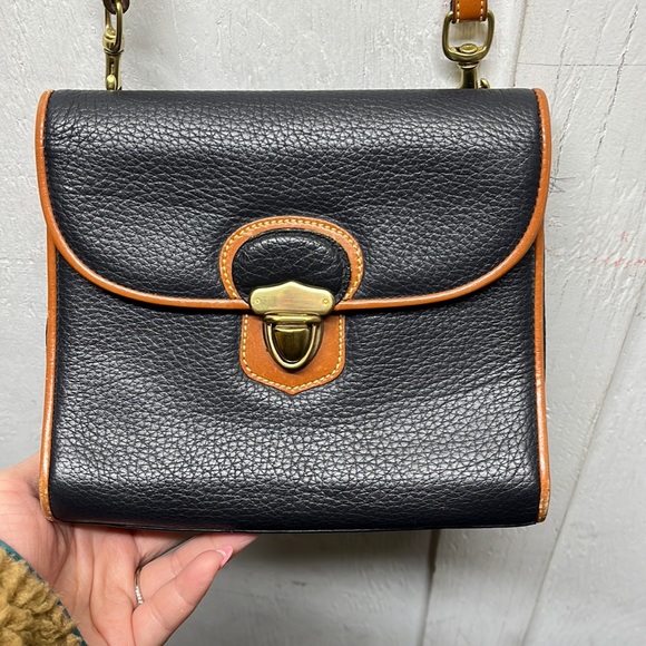 Dooney & Bourke Handbags - VTG Dooney & Bourke crossbody